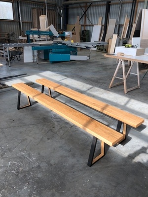 Banc chêne et piétement métal.