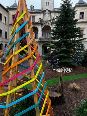Grand sapin participatif en bois pour décorer le village de Noël