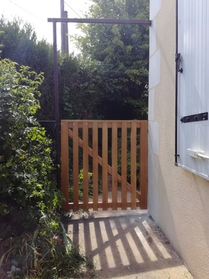 Portillon à l'angle de la maison