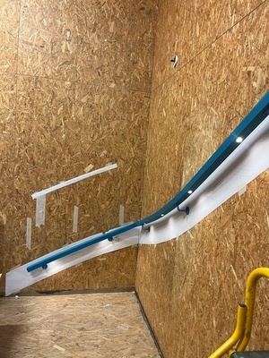 Main-courante débillardée