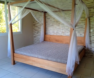 Grand lit à baldaquin