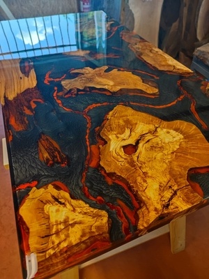 Plateau bois d'olivier et résine époxy