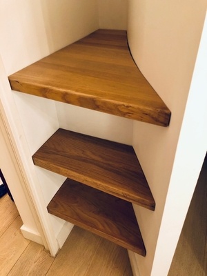 Tablettes en chêne sans support apparent