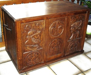 Coffre en chêne style gothique renaissance