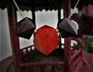 Un collier et sa boîte.