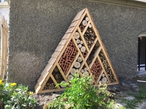 Hôtel à insectes triangulaire