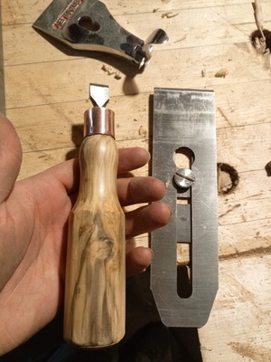 Tournevis pour régler le contre fer des rabots