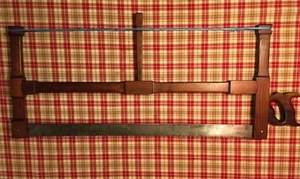 Une scie de charpentier.