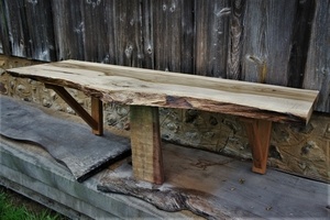 Petit bureau suspendu "live edge".