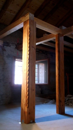 Poteaux d'angles et cloisons en vieux mélèze