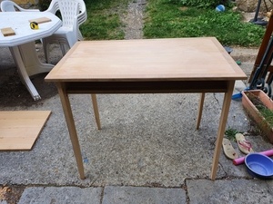 Table sur mesure pour le petit appartement de mon fils