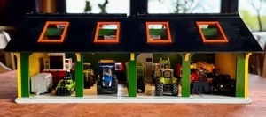 Hangar miniature pour matériel agricole (1:50)