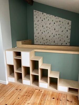 Espace lit d'enfant et son escalier placard