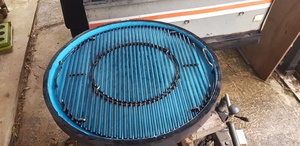Récipient circulaire pour grille barbecue