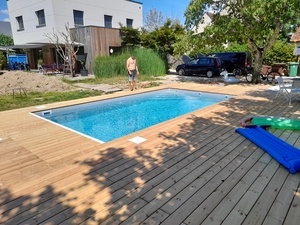 Terrasse bois autour d'une piscine