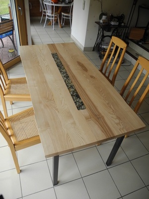 La table aux petits galets
