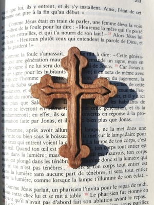 Croix en noyer
