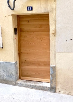 Porte en châtaignier. Bois croisés.