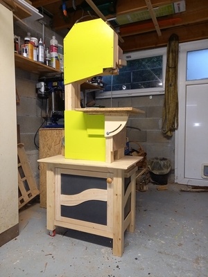 Stand supportant la scie de 35kg, tout est stable