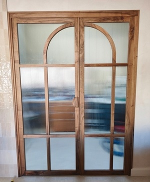 Porte en noyer et verre flute