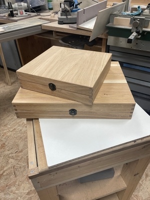 Fabrication de trois boites de présentation de couteaux forgés à la main