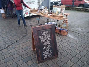 Des présentoirs pour le marché.