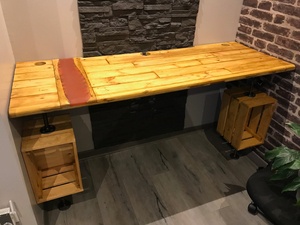 Bureau sur mesure ne bois de palettes et résine Epoxy