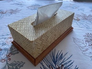 Une boîte à ???… motifs de contreplaqué pour mouchoirs !