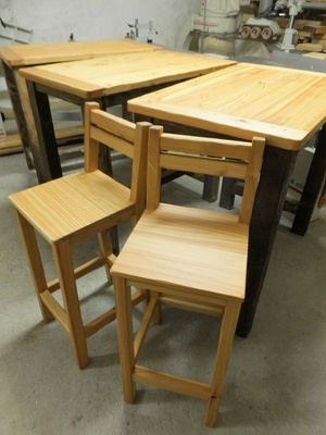 Mange-debouts et ses tabourets