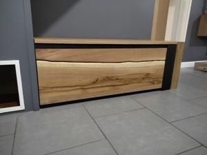 Meuble TV en chêne massif et valchromat noir