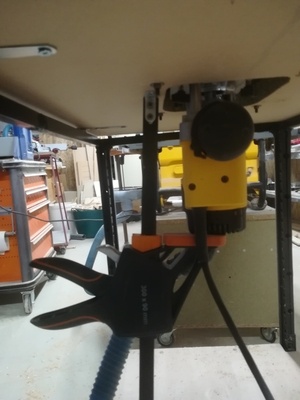 Défonceuse sous table avec ascenseur "pas con"