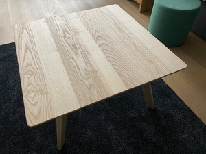 Table basse en frêne