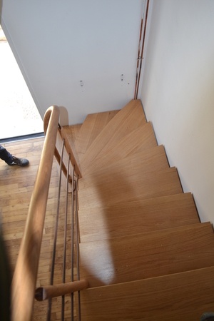 Escalier limon central avec main courante débillardée