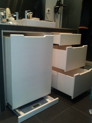 Meuble de salle de bain en frene laqué