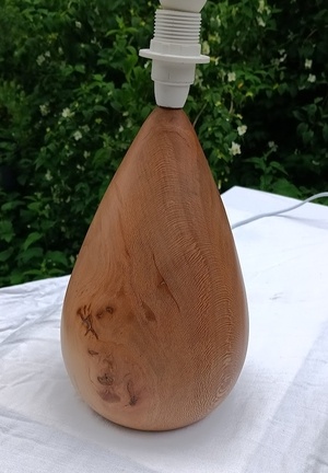 Lampe en forme de goute en platane