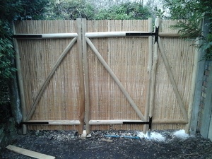 Portail en châtaignier pas droit (le châtaignier hein, pas le portail!)