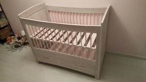 Lit pour bébé avec tiroir