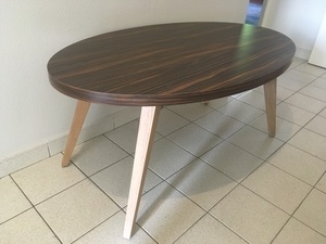 Table ovale piétement chêne dessus en stratifié ébène