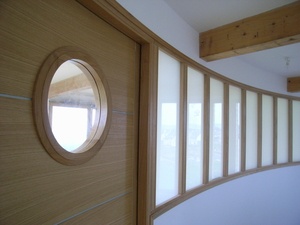 Porte cintrée en plan avec hublot cintré en plan et en élévation