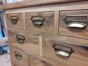 Un meuble d'apothicaire en Noyer - Apothecary Chest