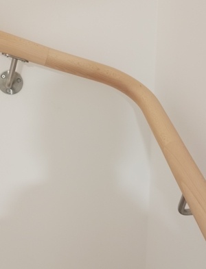 Main-courante murale débillardée