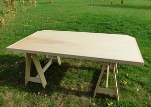 2 tréteaux et un plateau donnent un bureau