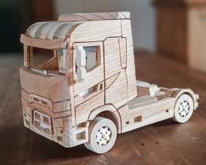 Camion Renault truck T en bois de palette