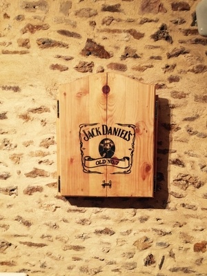 Une armoire Jack D. pour cible à flechettes