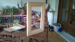 L'extérieur. J'ai pas mis de jet d'eau, parce que la fenêtre est abritée. Il manque par contre des trous pour évacuer de l'humidité du dormant.