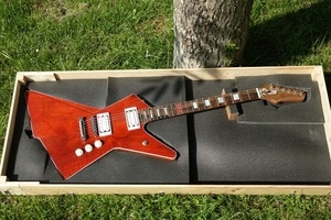 Sankanniversaire : guitare électrique Adrian Smith d'Iron Maiden