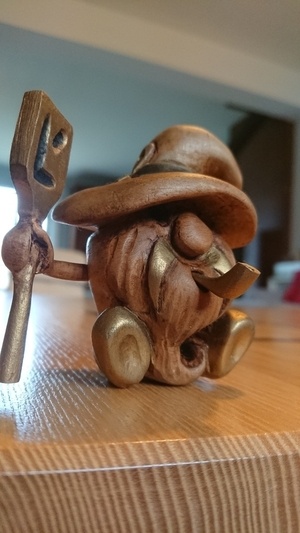 Un petit bonhomme moustachu