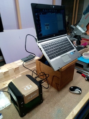 Une boite de rangement, mais pas que, elle se fait aussi support pour PC portable.