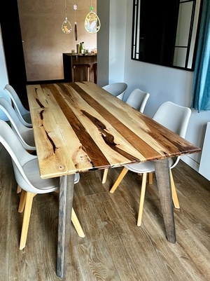Table de repas en noyer et frêne