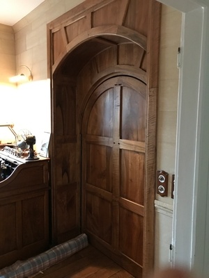 Une porte, un coté en noyer et l'autre en chêne vieilli.